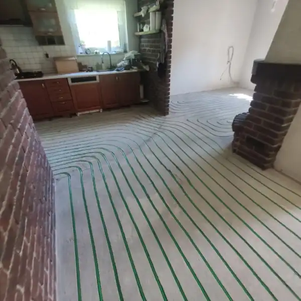 Modernizacja instalacji grzewczej – frezowanie podłogówki w zamieszkałym domu Ustka