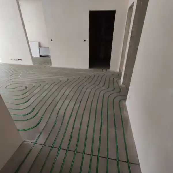 Instalacja podłogówki frezowanej w mieszkaniu deweloperskim – Gdańsk