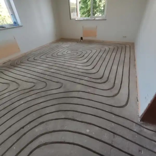 Wymiana grzejników na podłogówkę frezowaną – dom z lat 90. w Łebie